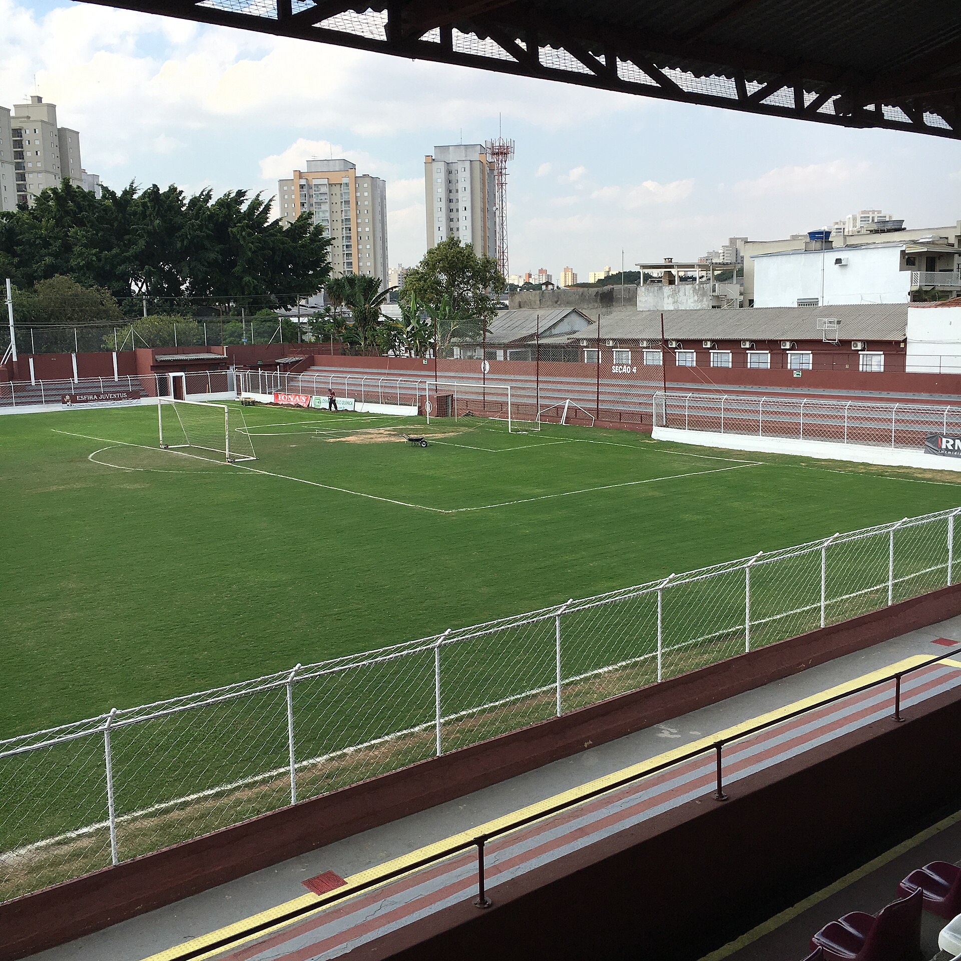Visão do gol oposto ao placar.
