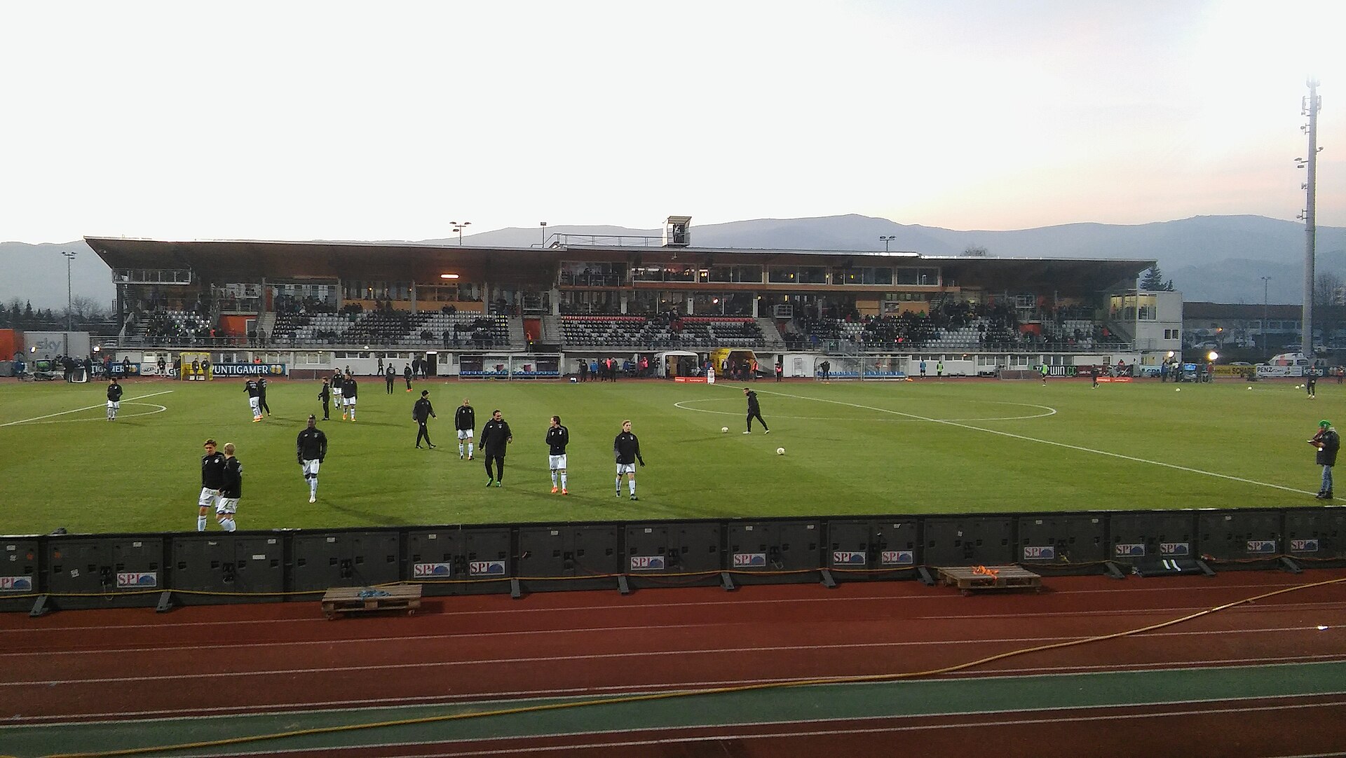Die Lavanttal Arena mit der Westtribüne.