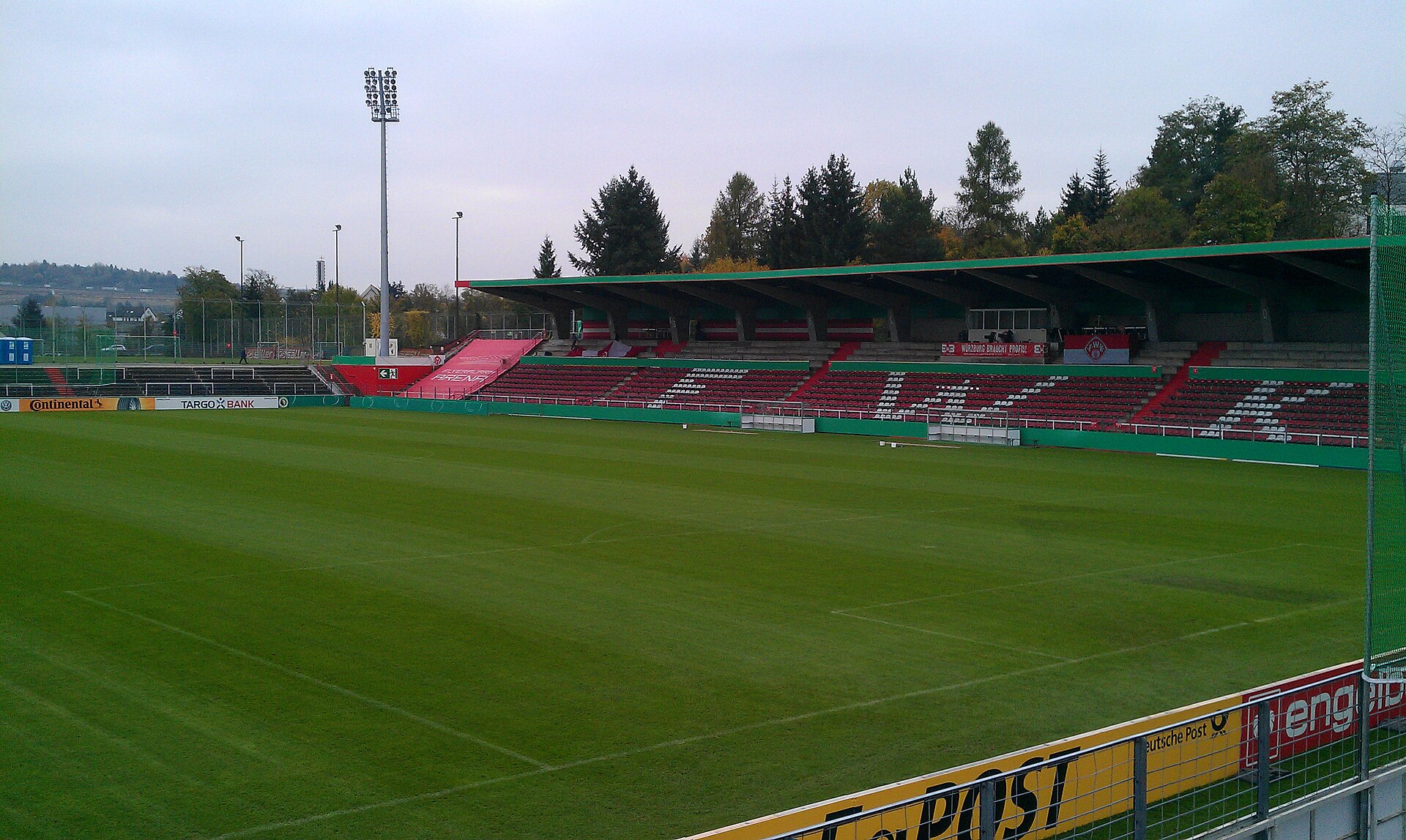 Flyeralarm-Arena der Würzburger Kickers vor dem DFB-Pokalspiel gegen Eintracht Braunschweig mit Blick auf die Haupttribüne