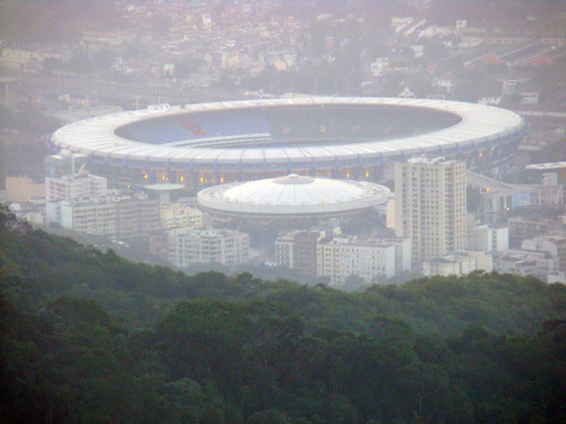 Rio de Janeiro, Brasil. O Estádio Jornalista Mário Filho, mais conhecido como Maracanã, é um estádio de futebol localizado no Rio de Janeiro e inaugurado em 1950, tendo sido utilizado na Copa do Mundo de Futebol daquele ano. Desde então, o Maracanã foi palco de grandes momentos do futebol brasileiro