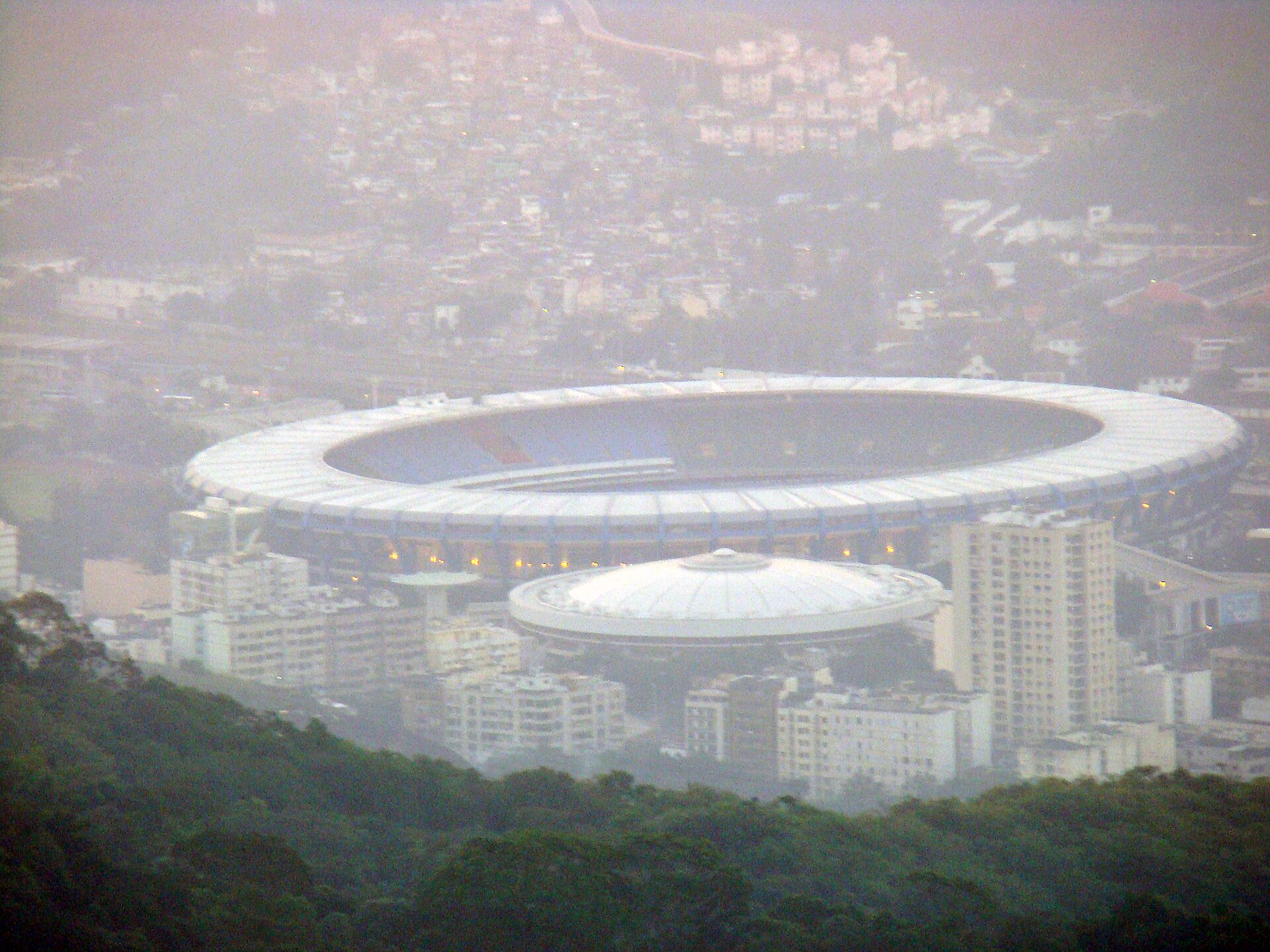 Rio de Janeiro, Brasil. O Estádio Jornalista Mário Filho, mais conhecido como Maracanã, é um estádio de futebol localizado no Rio de Janeiro e inaugurado em 1950, tendo sido utilizado na Copa do Mundo de Futebol daquele ano. Desde então, o Maracanã foi palco de grandes momentos do futebol brasileiro