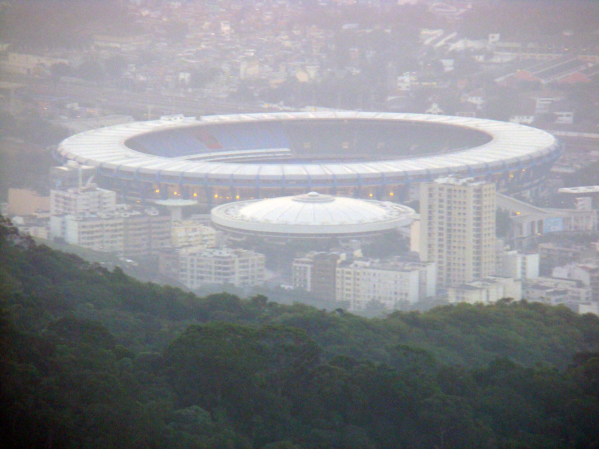 Rio de Janeiro, Brasil. O Estádio Jornalista Mário Filho, mais conhecido como Maracanã, é um estádio de futebol localizado no Rio de Janeiro e inaugurado em 1950, tendo sido utilizado na Copa do Mundo de Futebol daquele ano. Desde então, o Maracanã foi palco de grandes momentos do futebol brasileiro