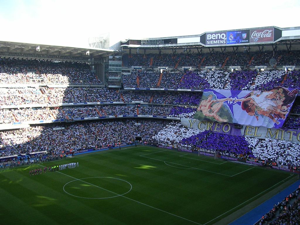 Visual of the Bernabeu during the teams' presentation in the match Real Madrid - Atletico of the 2006-07 season.