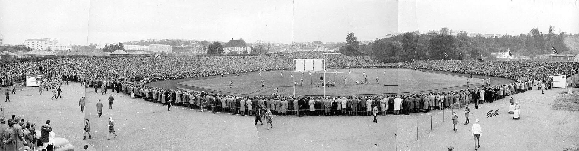 Replay of the quarter-final in the Norwegian Cup between Nessegutten and Viking. The match was attended by 25,045 paying spectators with Viking winning 0–4.