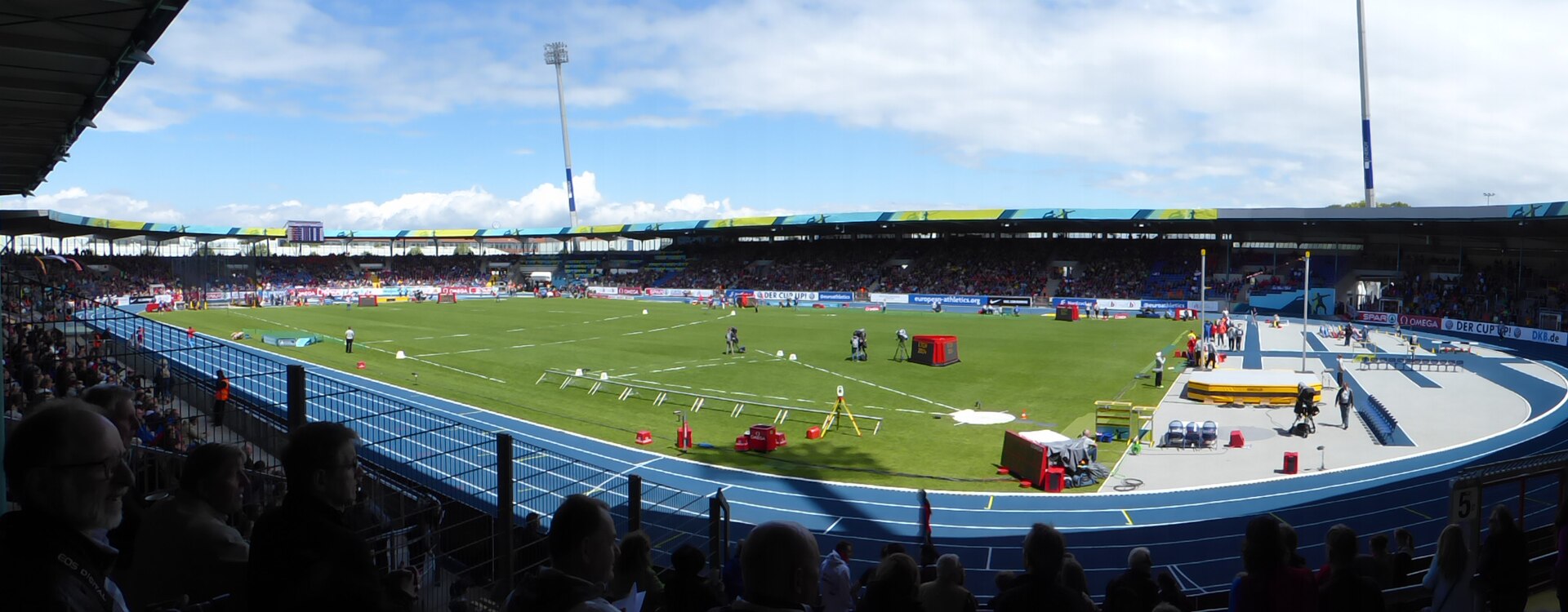 Panorama des Eintracht-Stadions mit der neuen blauen Tartan-Bahn, aufgenommen während der Leichtathletik-Team-EM 2014