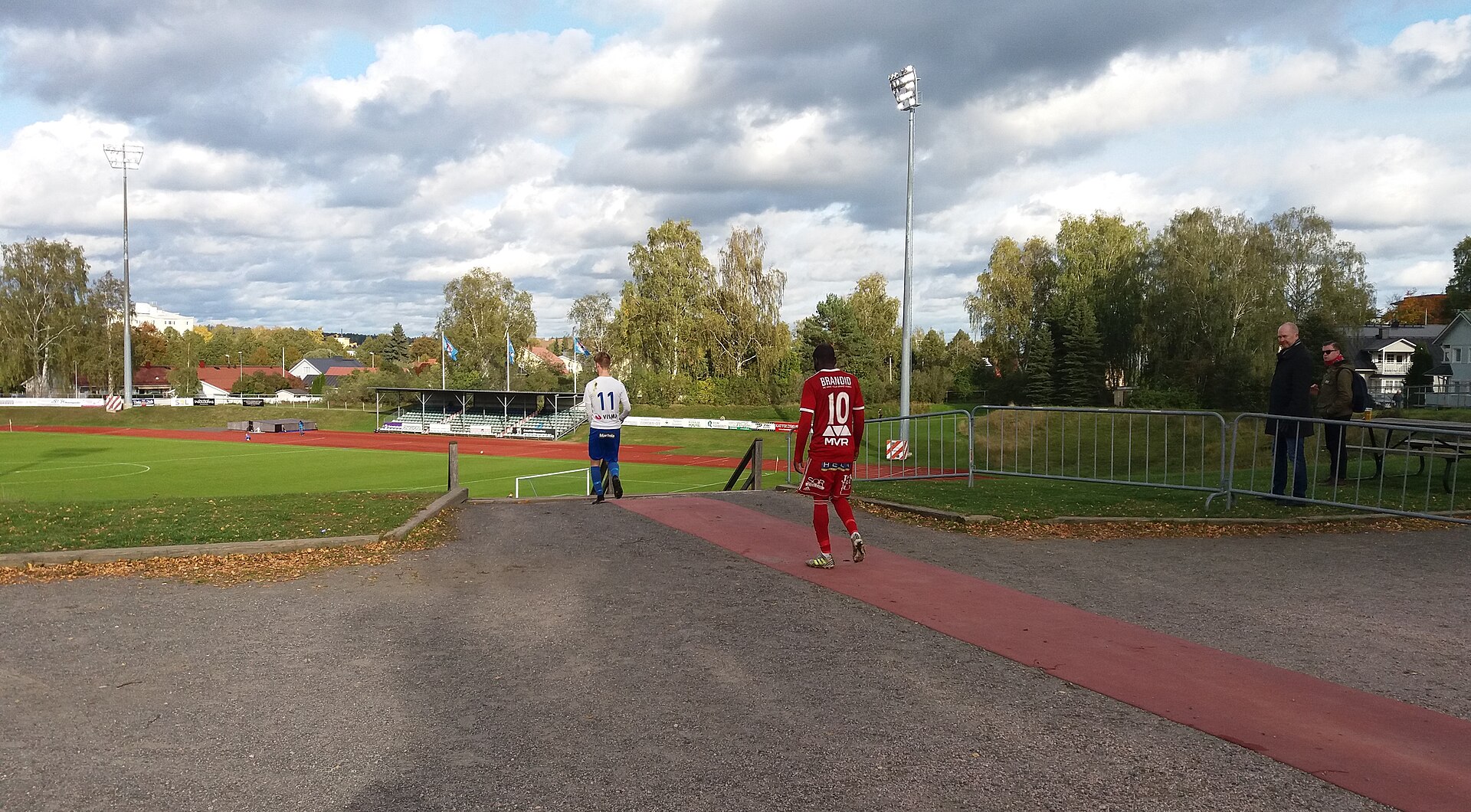 Kaurialan kenttä, Hämeenlinna, Finland. HJS vs. FC Jazz, 29 September 2018. # Lauri Kesti, HJS and #10 Iyam Friday, FC Jazz.