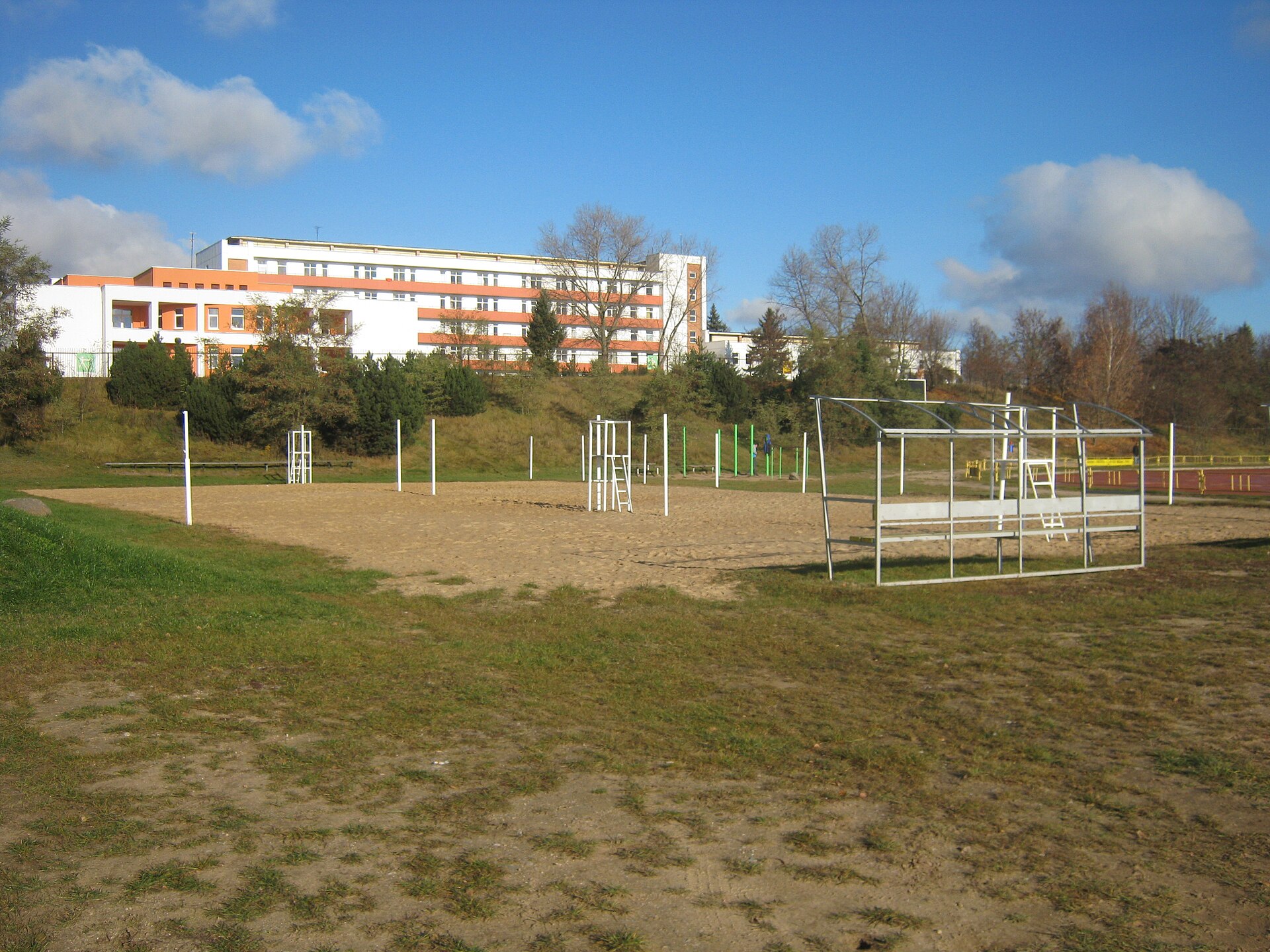 Paplūdimio tinklinio aikštelė Jonavos stadione ir ligoninė tolumoje
