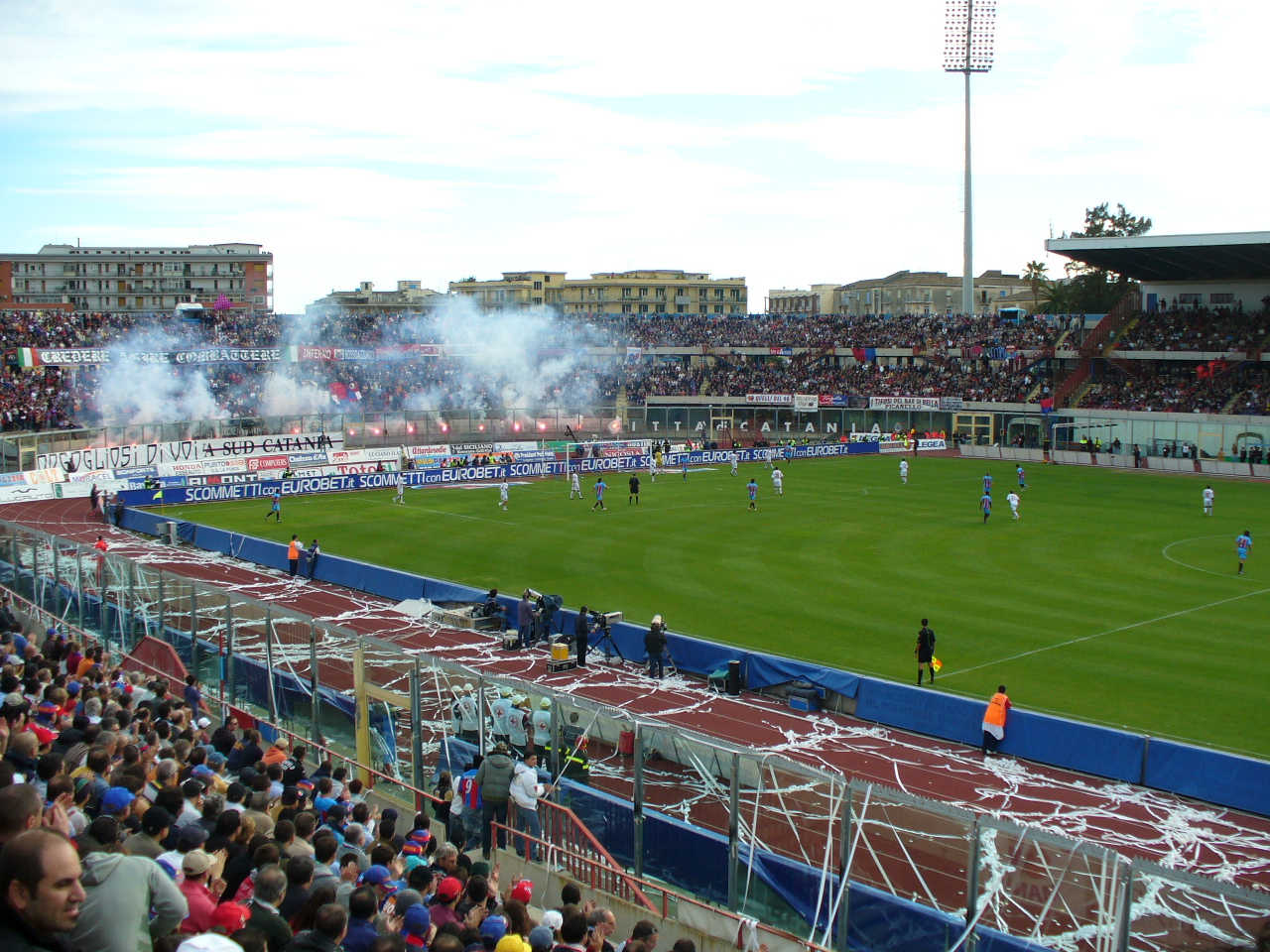 Estádio Angelo Massimino. Partida pela série A do campeonato italiano. O Catania chegou a estar perdendo por 2 x 1. Virou a partirda com um gol do ultimo minuto! O unico jogador brasileiro em campo foi Cesar Prates, atuando pelo Livorno. Ele entrou no segundo tempo, jogou por 20 minutos e depois foi