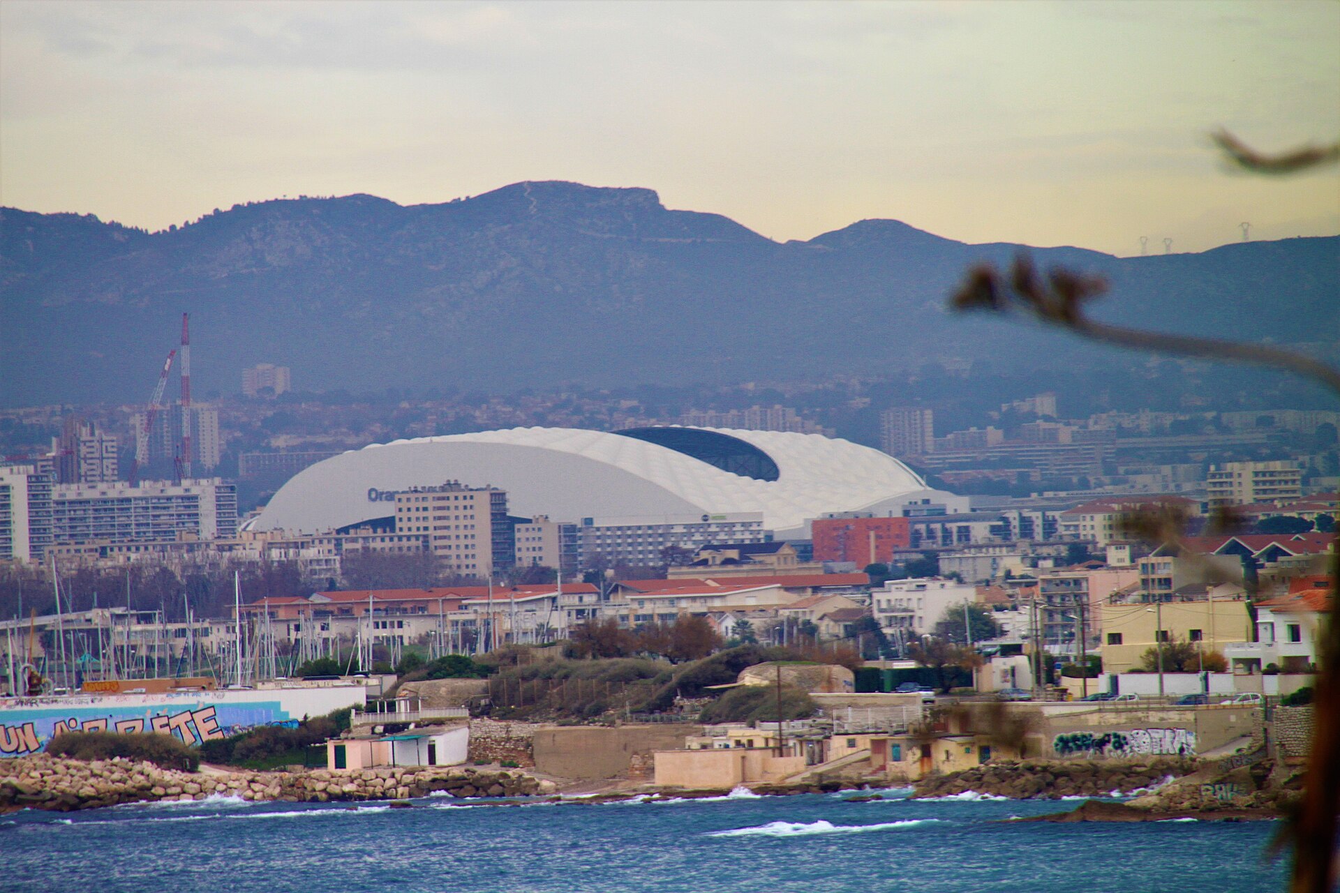 cabanons et Stade Vélodrome — Marseille zoom de la Madrague