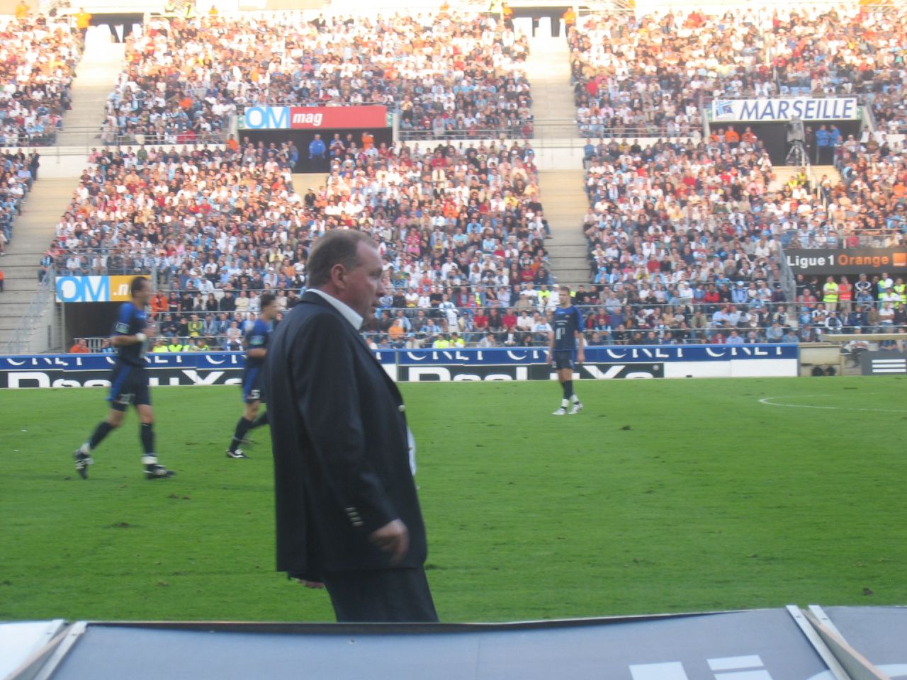 Jean Fernandez, entraîneur de l'Olympique de Marseille lors du match OM-Lille du 29 octobre 2005 (Ligue 1) au Stade Vélodrome de Marseille.