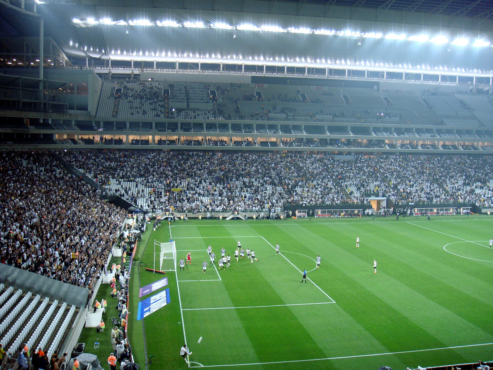 Reflectors lit during Corinthians vs Figueirense