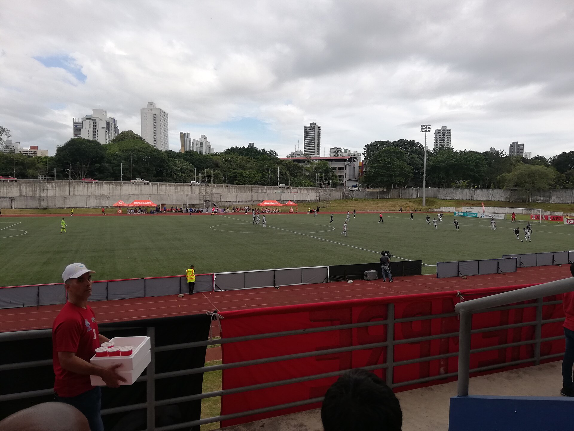 El Estadio Profesor Javier Cruz García de la "Escuela de Artes y Oficios" Melchor Lasso de la Vega es un complejo deportivo de usos múltiples. Actualmente es utilizado principalmente para el fútbol
