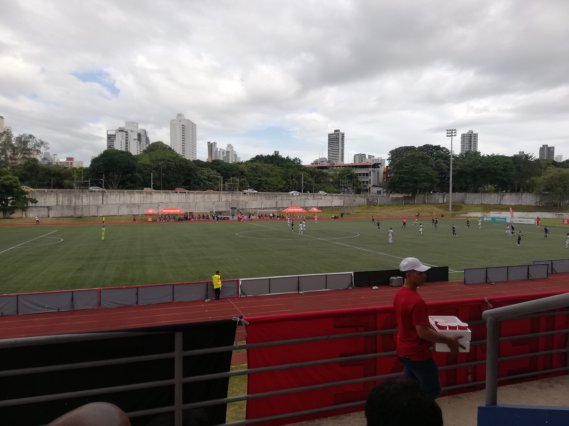 El Estadio Profesor Javier Cruz García de la "Escuela de Artes y Oficios" Melchor Lasso de la Vega es un complejo deportivo de usos múltiples. Actualmente es utilizado principalmente para el fútbol