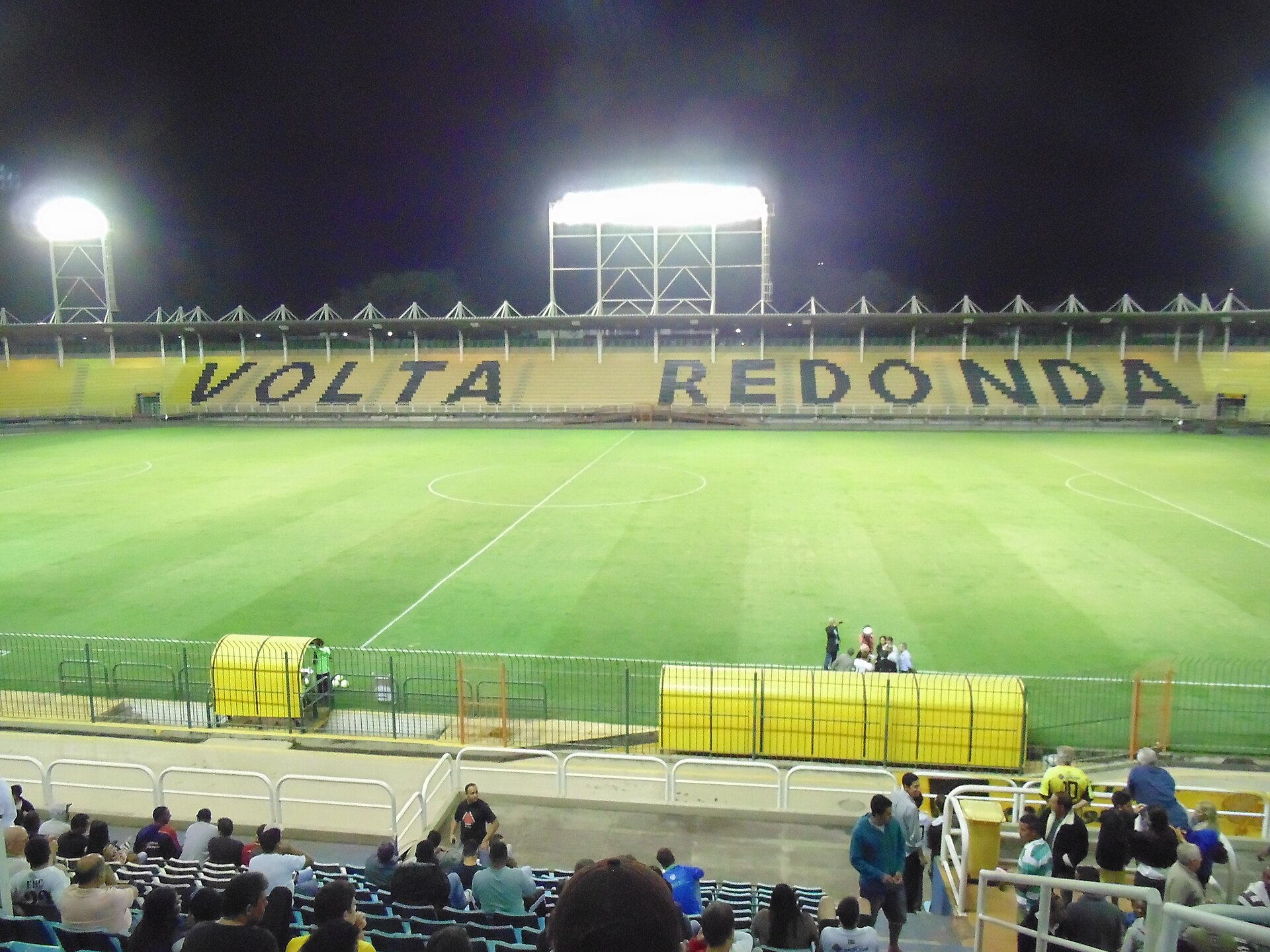 Foto do estádio General Sylvio Raulino de Oliveira, em Volta Redonda.