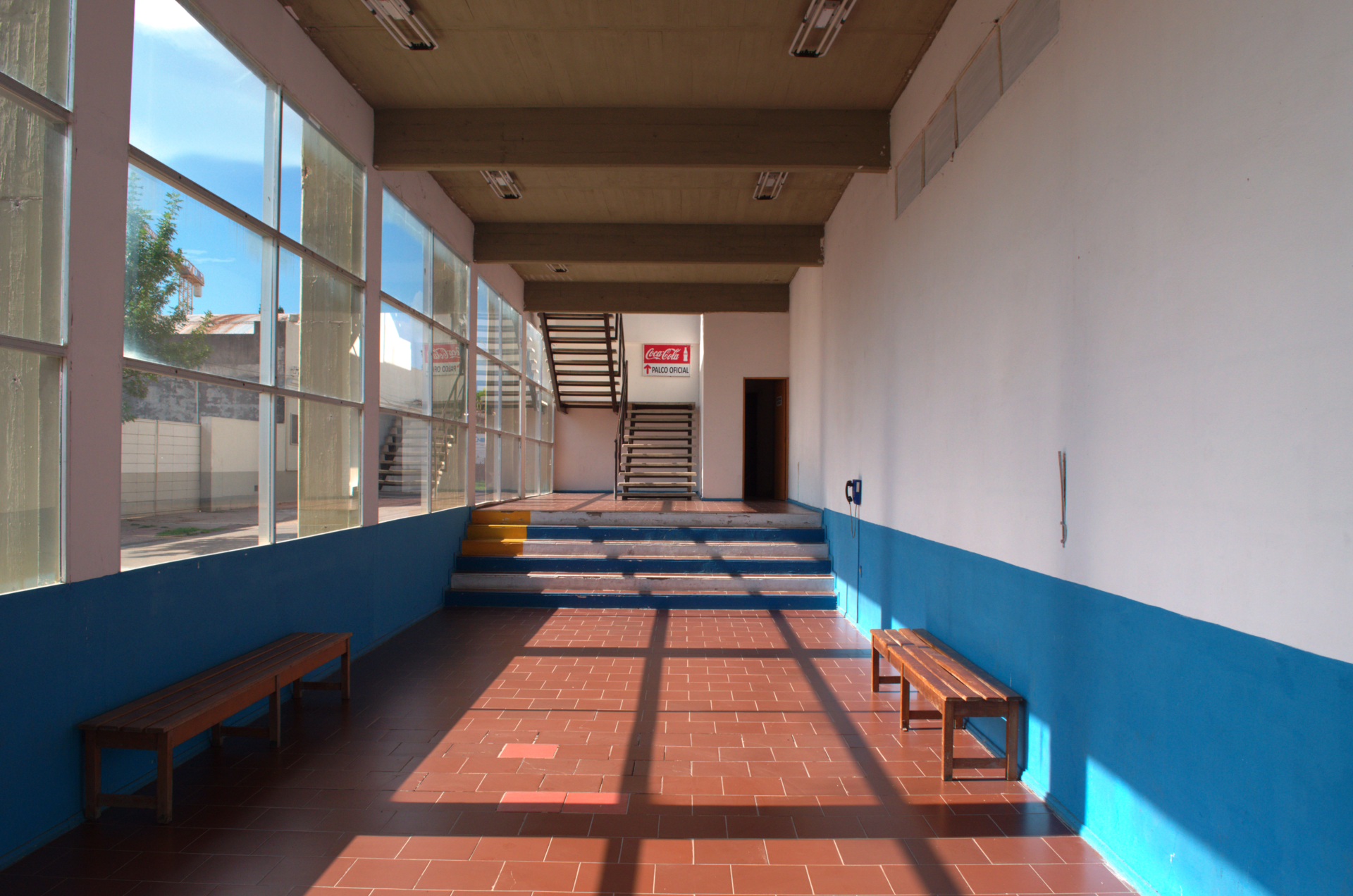 Imagen de un corredor de la tribuna principal del Estadio Parque Artigas de Paysandú