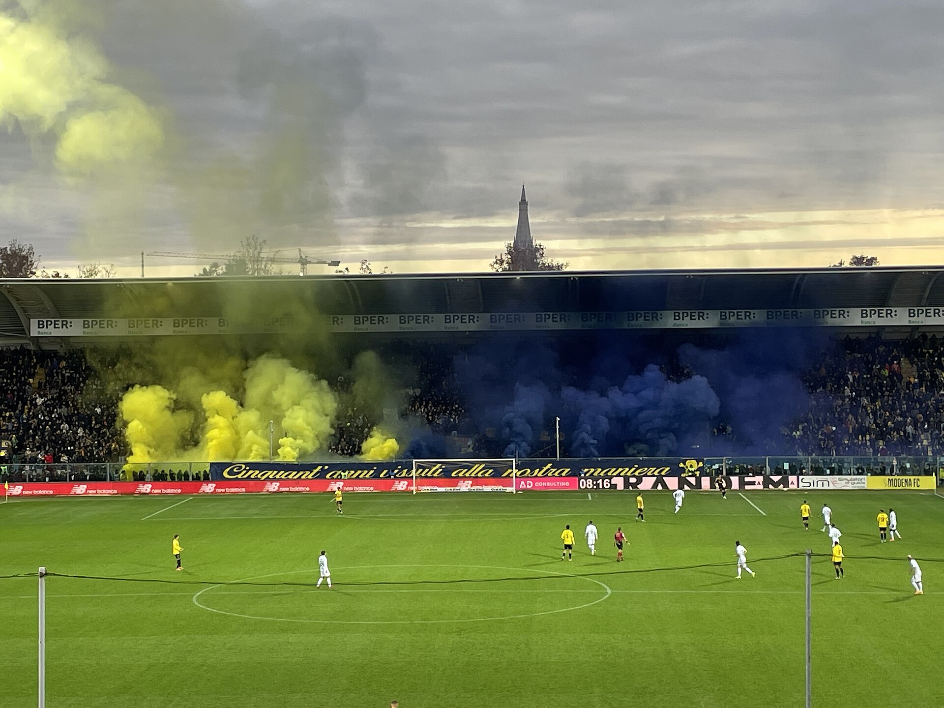 Coreografia per i cinquant’anni degli ultras Modena allo stadio Alberto Braglia
