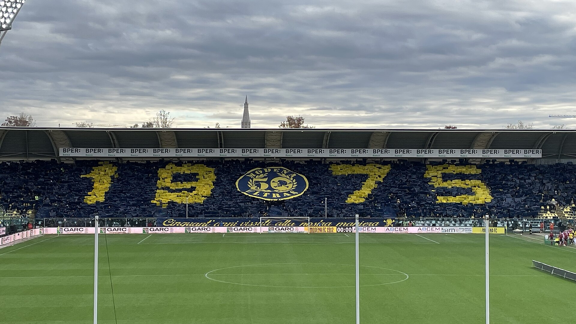 Coreografia per i cinquant’anni degli ultras Modena allo stadio Alberto Braglia