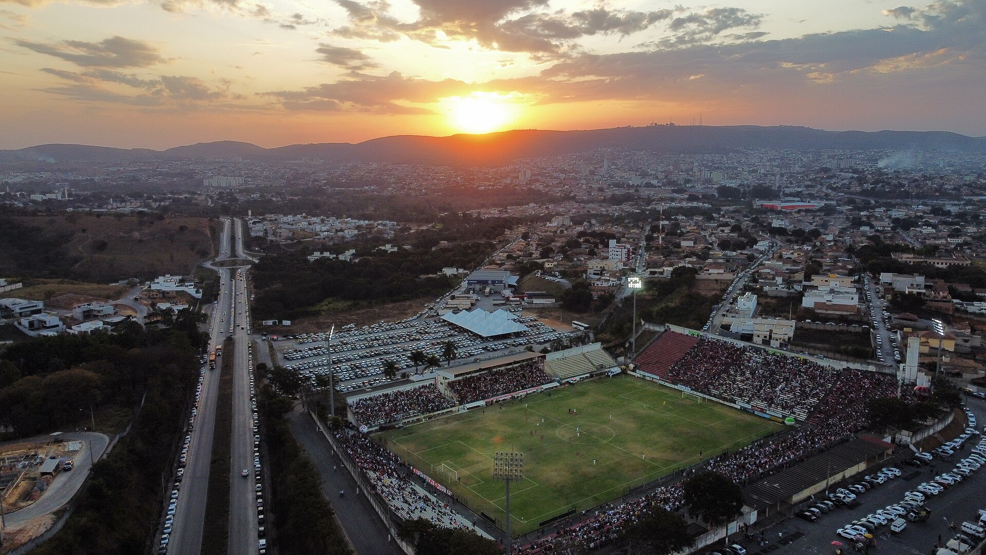A Arena do Jacaré, oficialmente Estádio Joaquim Henrique Nogueira, é um dos principais palcos esportivos de Minas Gerais, localizado em Sete Lagoas. Com capacidade para cerca de 20 mil torcedores, o estádio é a casa do Democrata Futebol Clube e recebe jogos profissionais, eventos esportivos e grande