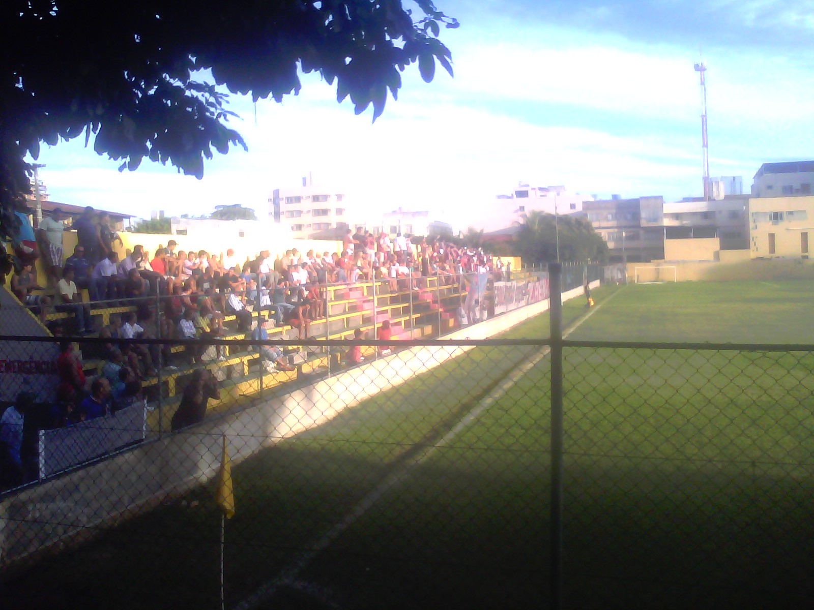 Foto tirada da arquibancada do Estádio Gil Bernardes da Silveira, em Itapoã, Vila Velha-ES (BRASIL), durante a partida entre GEL x Desportiva Ferroviária, válida pela Segunda Divisão do Campeonato Capixaba de 2012.