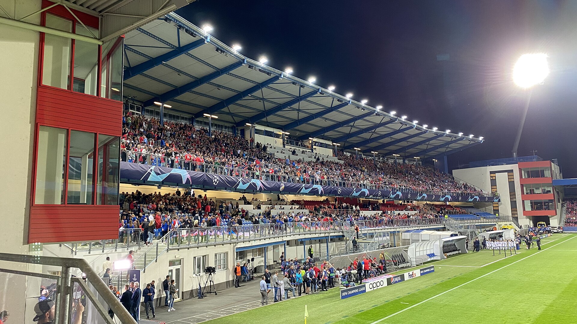 Doosan Arena - hlavní tribuna během utkání Ligy mistrů Viktoria Plzeň - Karabach