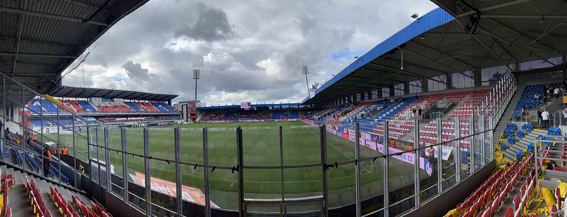 Doosan Arena - panoramatický pohled na stadion ze sektoru hostů