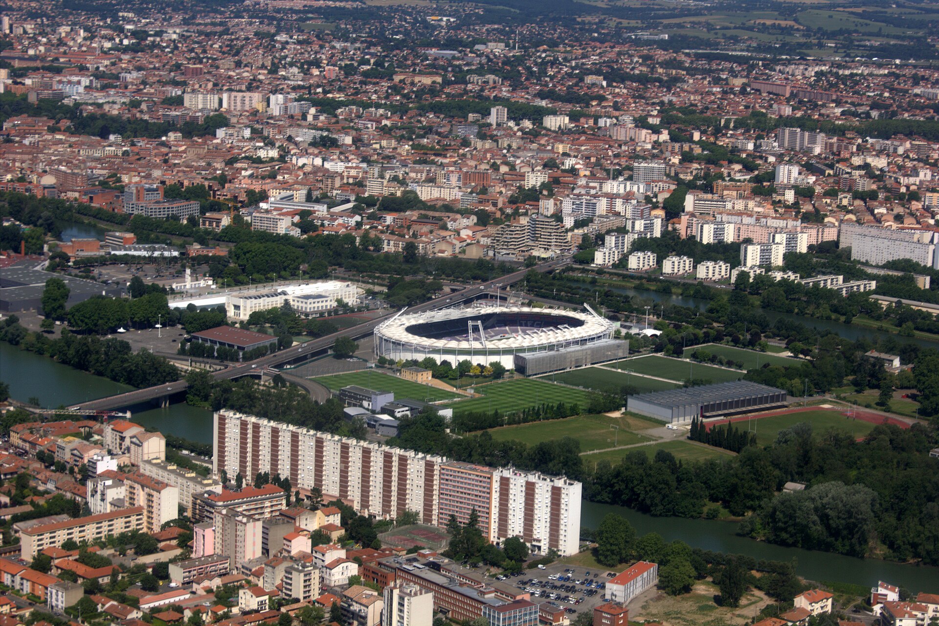 Aerial view of Île du Ramier in Toulouse .