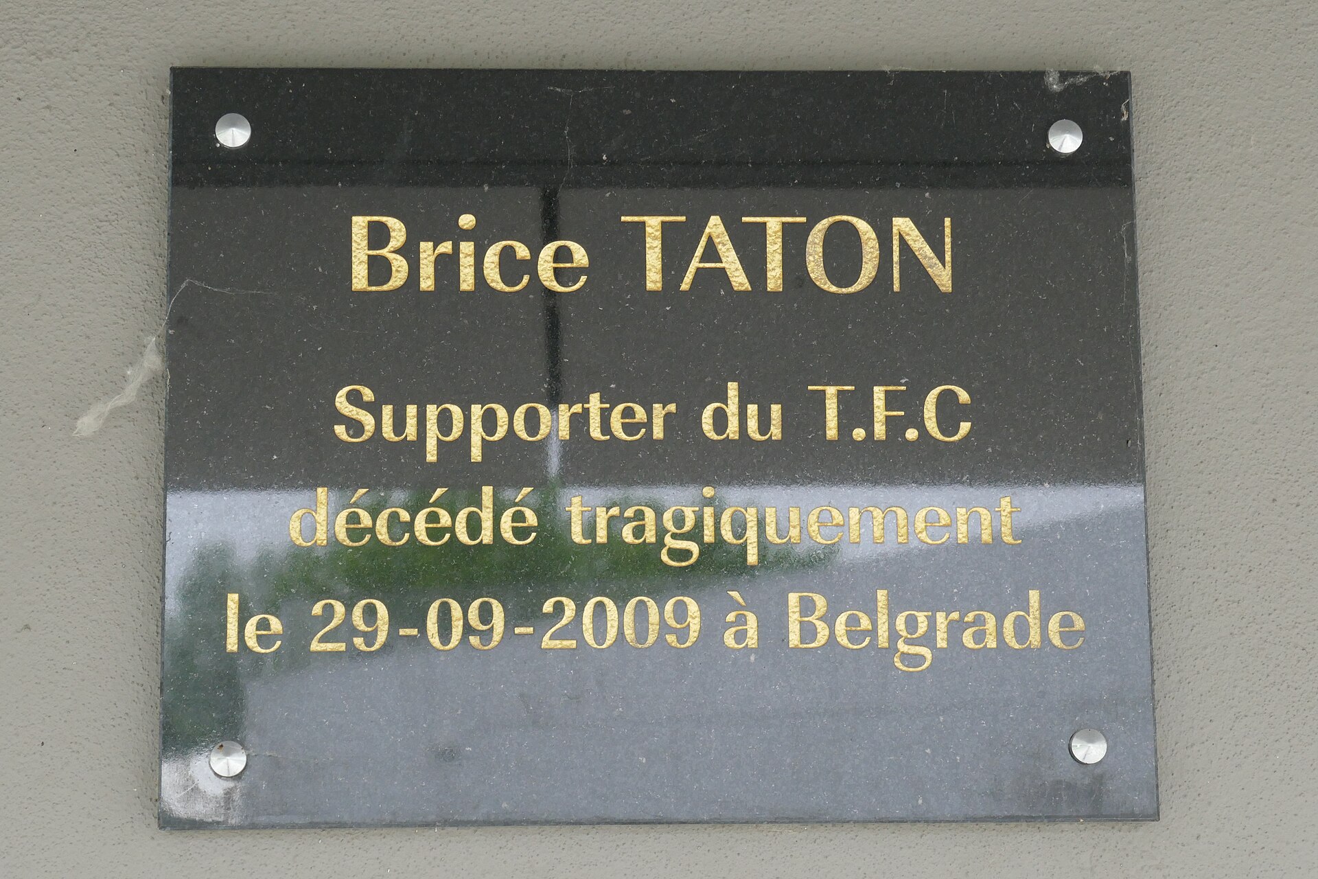 Plaque commémorative du virage Est "Brice Taton" du Stadium de Toulouse, inaugurée le 5 novembre 2009 en hommage à Brice Taton, décédé le 29 septembre 2009 à Belgrade.