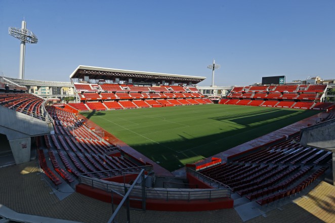 El Estadio Nuevo Los Cármenes cuenta con una capacidad de 19.336 espectadores y se inauguró el 16 de mayo de 1995.