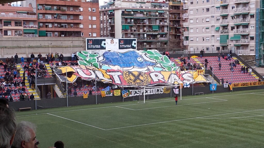 Graderia nord del Camp Municipal Narcís Sala , animada per l'afició santandreuenca dels Desperdicis, al derbi municipal de la Unió Esportiva Sant Andreu contra el Club Esportiu Europa .