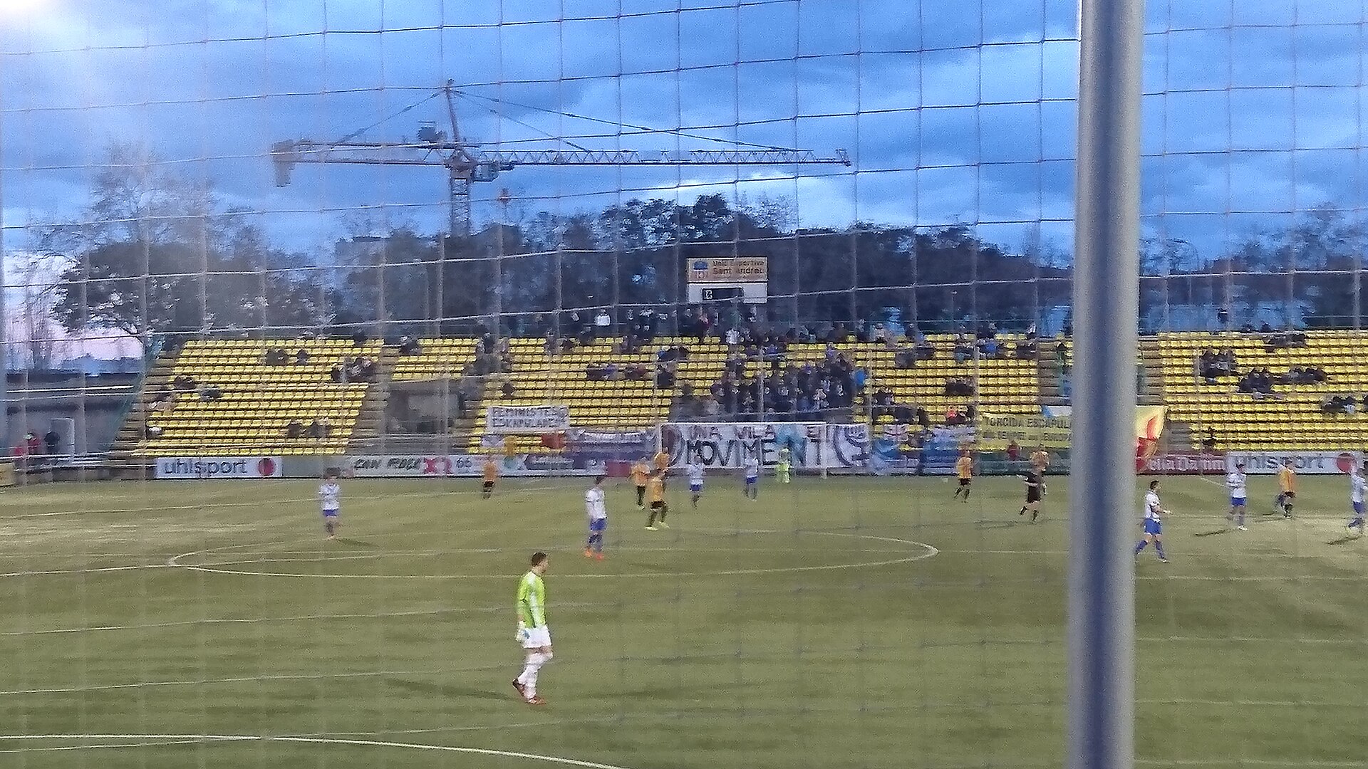 Eskapulats, grada d'animació del CE Europa , al Camp Municipal Narcís Sala durant el derbi municipal amb la UE Sant Andreu , el febrer de 2016, durant el campionat de lliga.