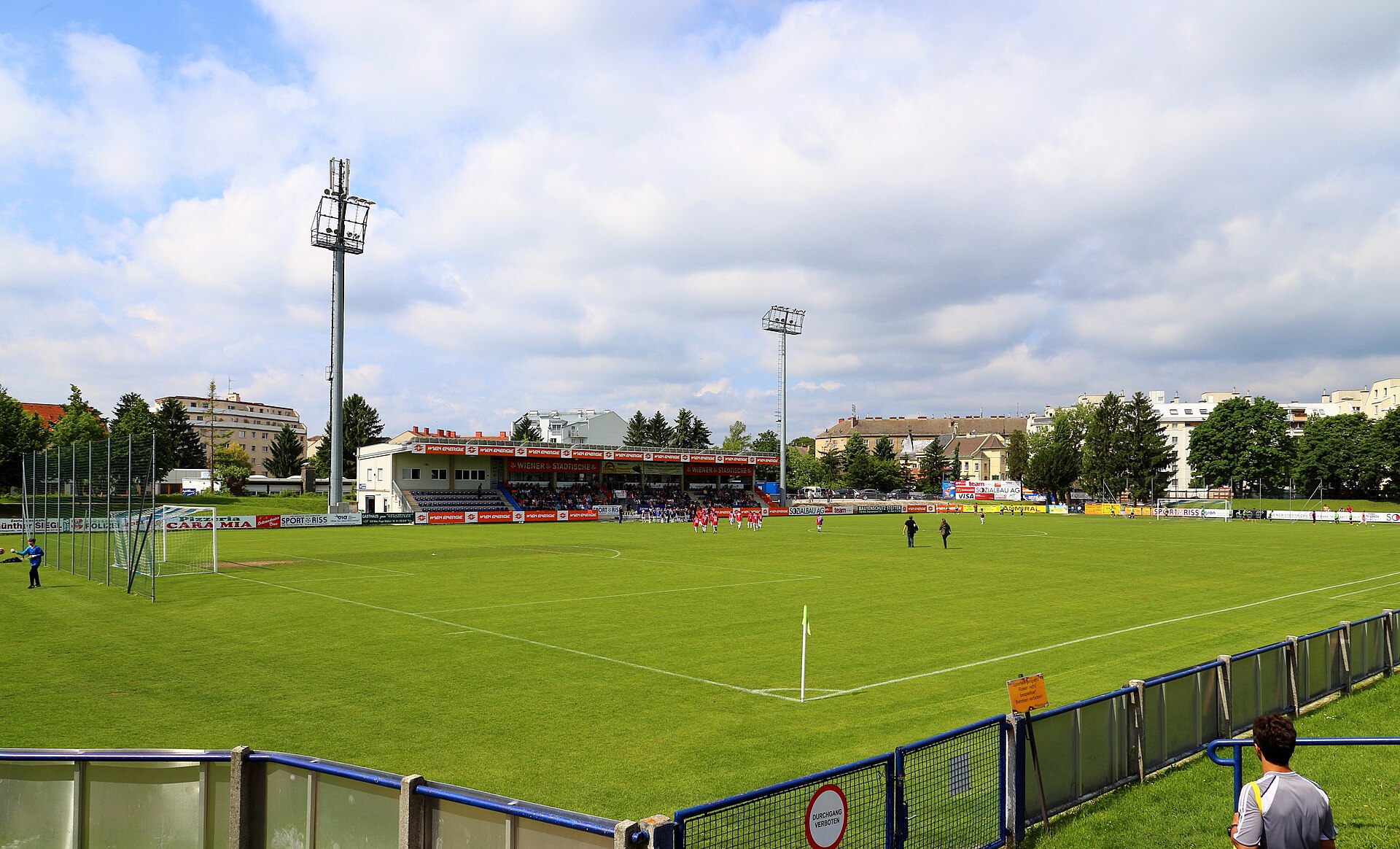 Der FAC-Platz an der Hopfengasse in Floridsdorf , ein Bezirksteil der österreichischen Bundeshauptstadt Wien . Die Sportanlage wurde 1933 eröffnet und war bis 1966 die Heimstätte des achtfachen österreichischen Meisters SK Admira Wien .