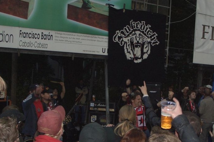 Hukedicht während des Halbzeitkonzerts in der Bierkurve im Stadion Schützenwiese des FC Winterthur . Es war ihr zweitletzter (Abschieds-)auftritt.