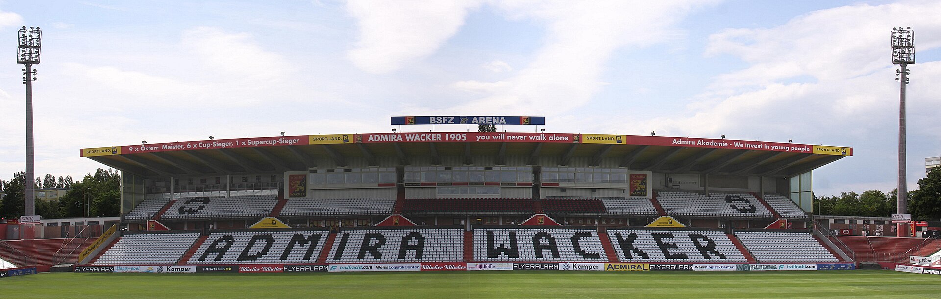 BSFZ-Arena, Stadion des FC Admira Wacker Mödling (Panoramafoto, zusammengesetzt aus 3 Einzelbildern)