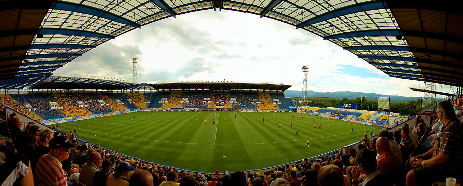 Uvnitř stadionu Na Stínadlech při zápase