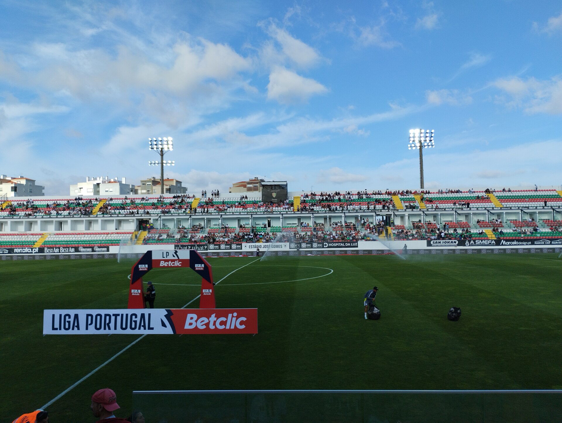 Estádio José Gomes durante um jogo da Primeira Liga - CF Estrela Amadora 0-1 Casa Pia AC