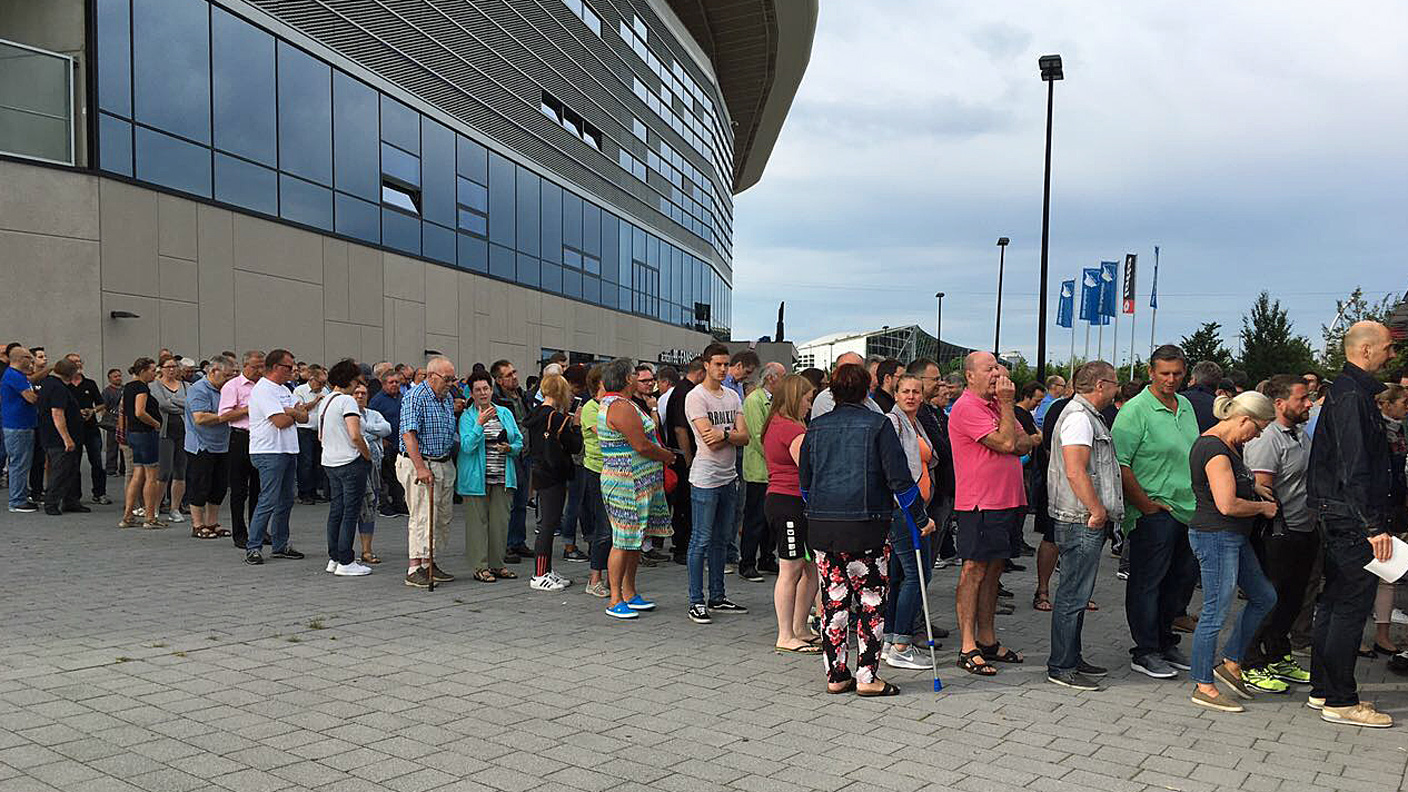 Menschenschlange an der Sinsheimer Rhein-Neckar-Arena wegen Kartenverkauf für Spiel gegen FC Liverpool