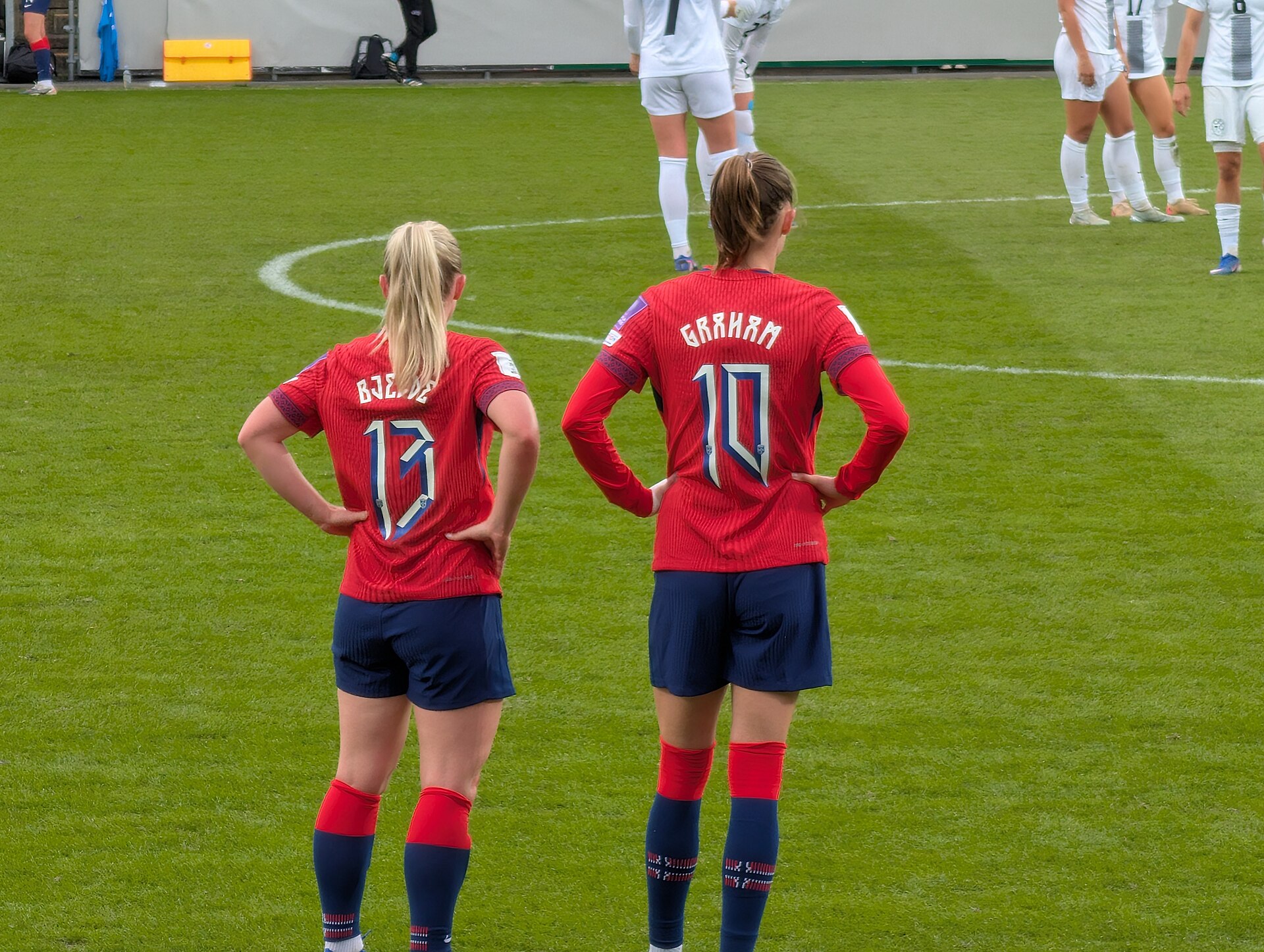 Thea Bjelde and Caroline Graham Hansen at Åråsen Stadion in 2026