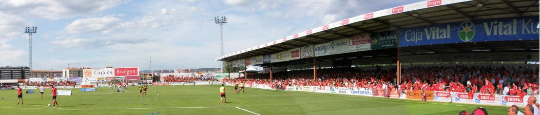 Panorámica del estadio municipal de Anduva en Mirnda de Ebro antes del partido de ascenso a 2ªb ante el Jerez Industrial.