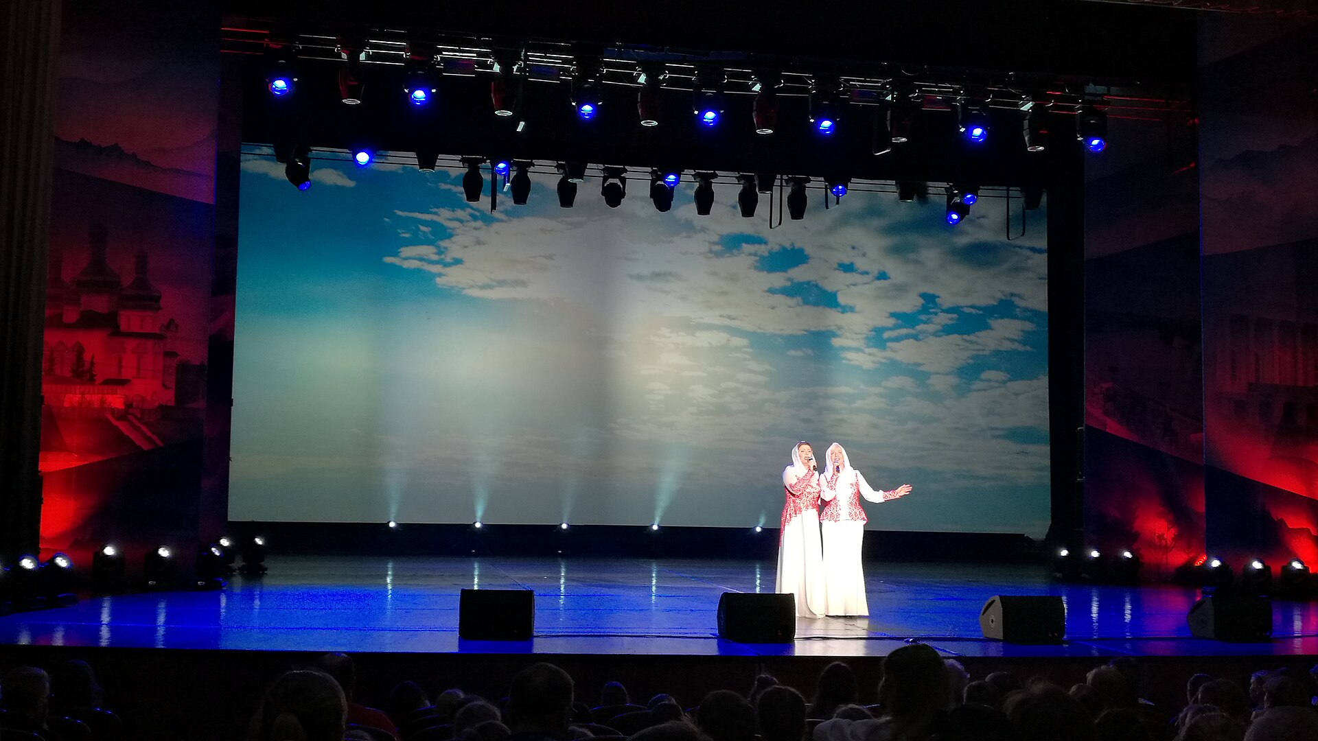 Arta festivalo de Gazpromo "Fakel" (Torĉo) en kulturdomo "Neftjanik" (Naftisto). Tjumeno, Rusio.