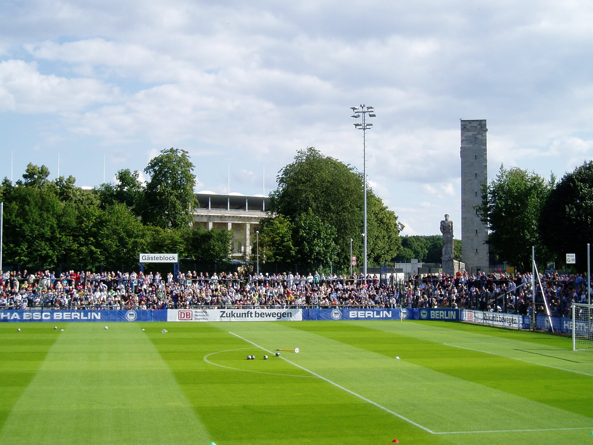 Olympiapark Berlin, Amateurstadion: Saisoneröffnung von Hertha BSC mit Blick zu Olympiastadion (links) und Friesenturm