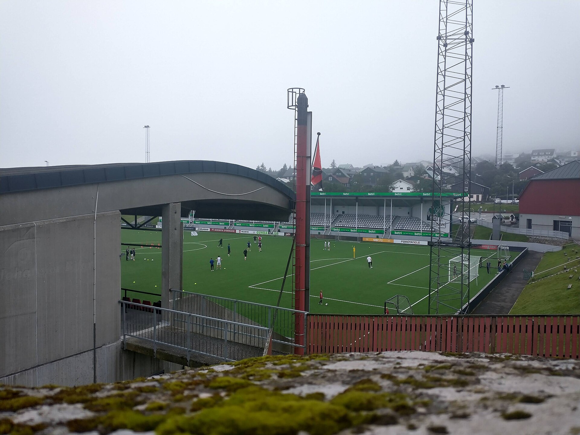 Het Gundadalur stadion van B36 en HB inTórshavn, Faeröer eilanden. Zicht op de zuidelijke tribune. Op de voorgrond, links de HB tribune aan de noordwestelijke zijde van het stadion.
