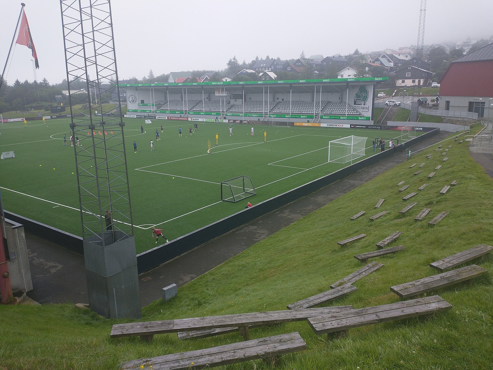 Het Gundadalur stadion van B36 en HB inTórshavn, Faeröer eilanden. Zicht op de zuidelijke tribune.