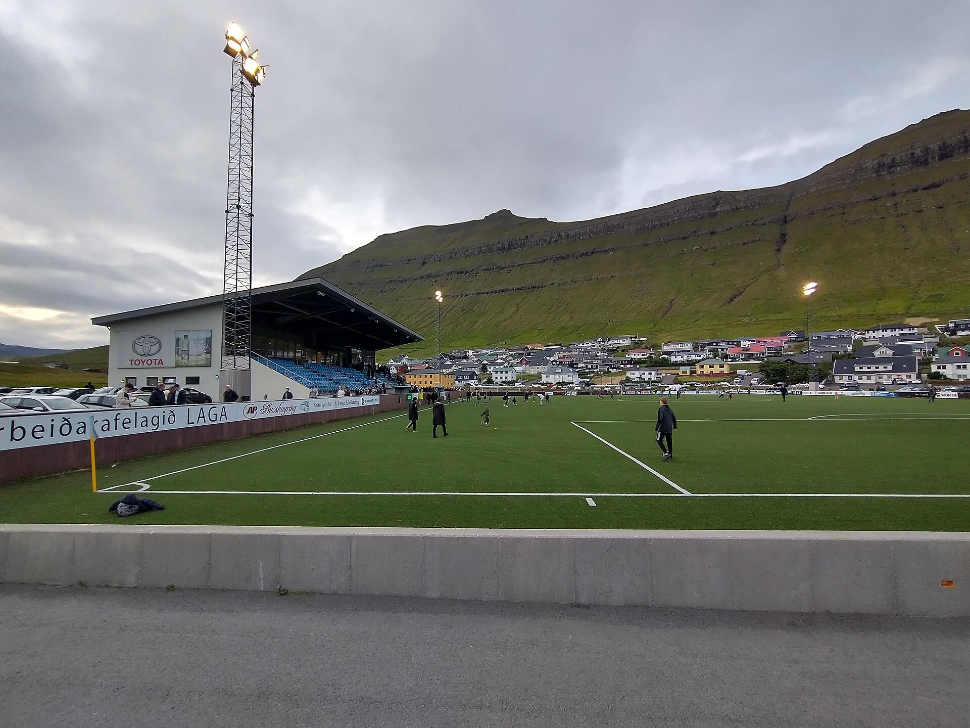 Het Sarpugerði stadion van Víkingur Gøta in Norðragøtu, Faeröer eilanden.