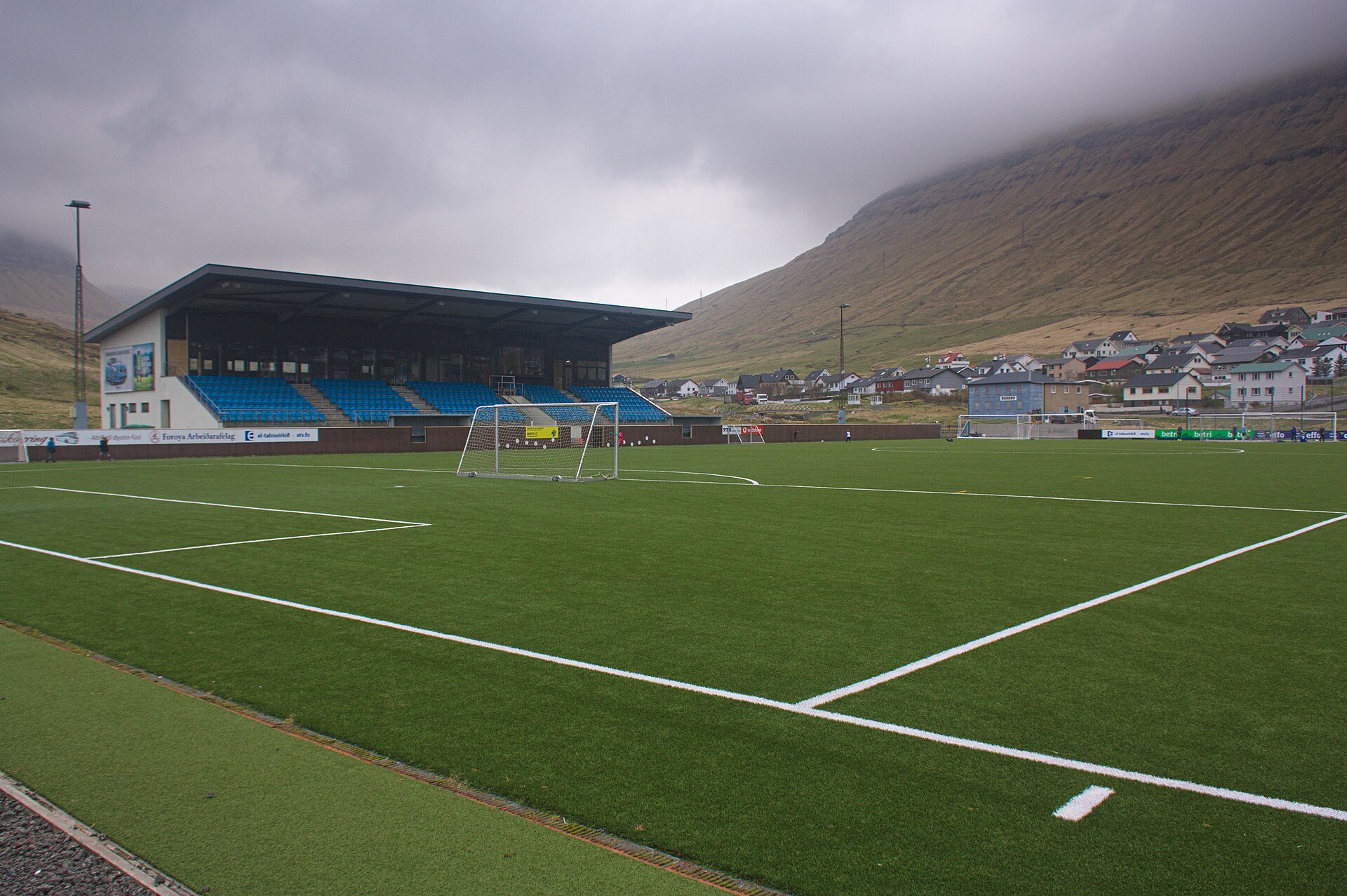 Stadion klubu Víkingur Gøta, aktualnego mistrza kraju. Jego siedziba mieści się w Leirvík, natomiast stadion w oddalonej o 5 km Norðragøta.
