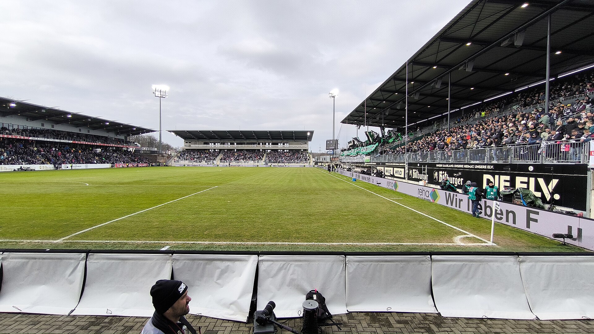 Vor der Zweitliga-Begegnung zwischen der SV Elversberg und dem SC Preußen Münster im Waldstadion Kaiserlinde (aktuell Ursapharm-Arena) am 15. März 2025 in Spiesen-Elversberg, Saarland/Deutschland. Das Spiel endete 1:0 für die Preußen Münster.