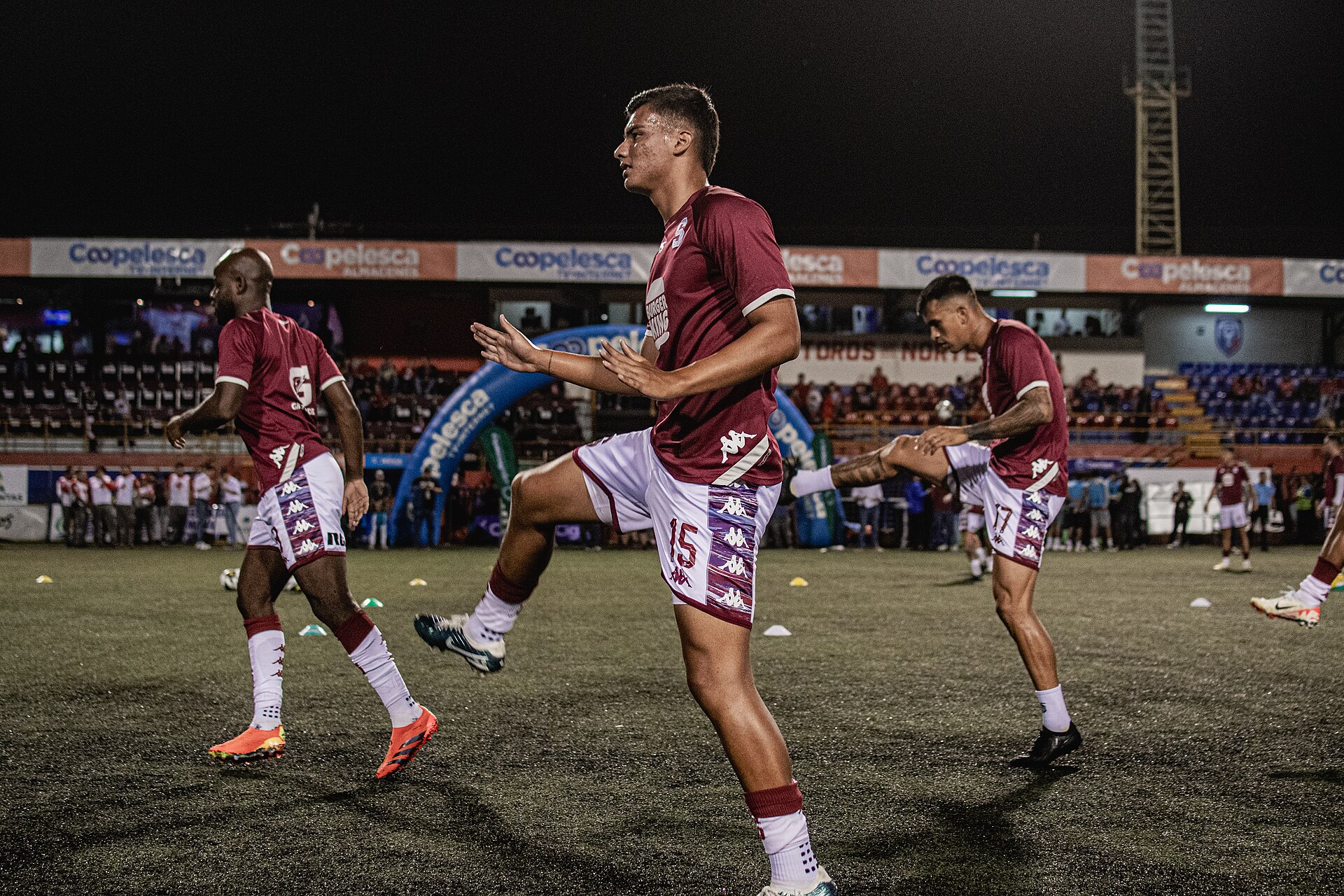 Douglas Sequeira Borbón calienta con el Deportivo Saprissa antes del partido ante AD San Carlos