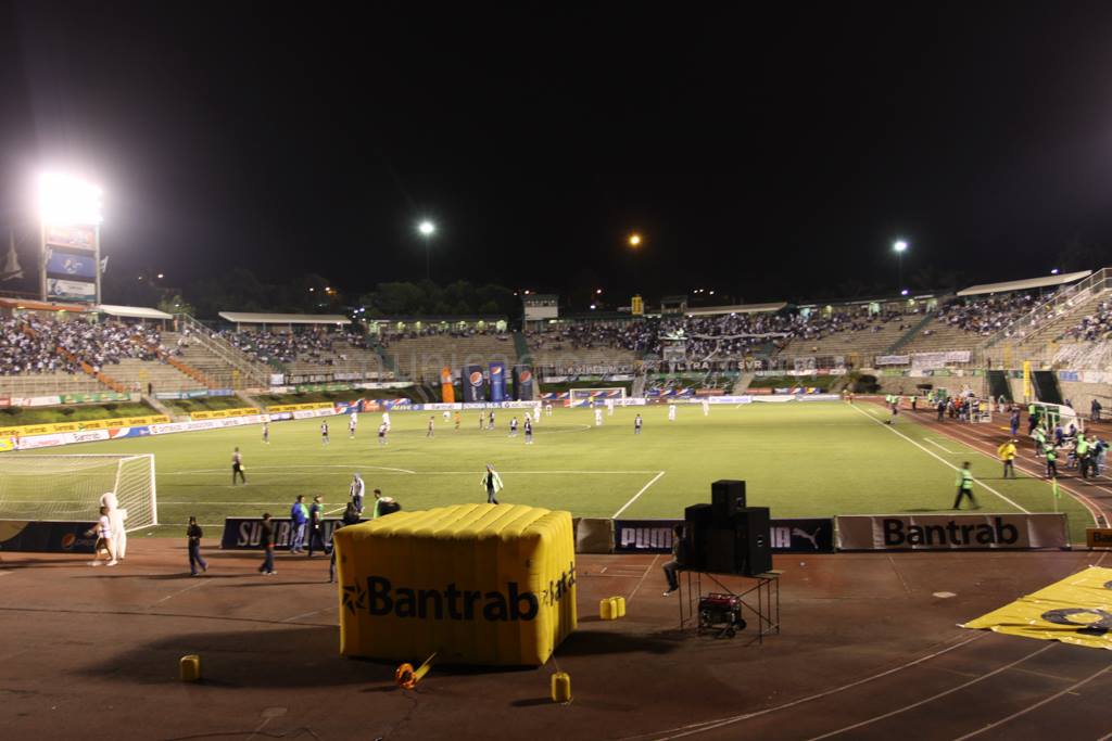 Foto panorámica del estadio Cementos Progreso, casa de Comunicaciones FC.