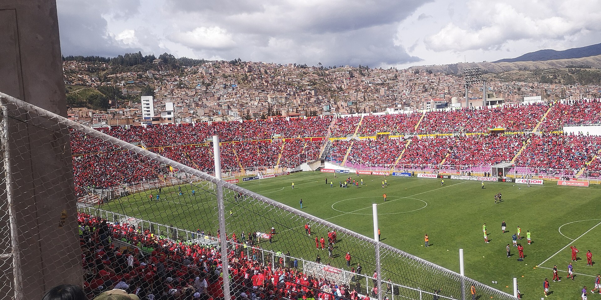 Vista del estadio Garcilaso repleto de hinchas de Cienciano el día que éste campeonó la Liga 2 2019 y ascendió a primera división. Cusco, Perú