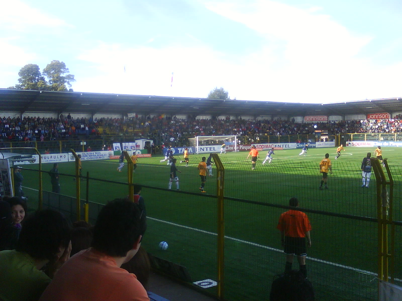 Vista interior del estadio Rubén Marcos Peralta, en Osorno, Chile.