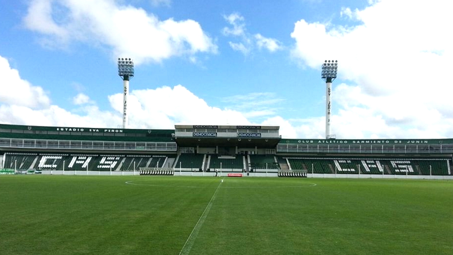 Estadio Eva Perón del Club Atlético Sarmiento. Junín, Argentina. Sector íntegramente de plateas de la calle Necochea. Al centro, platea cubierta; a ambos lados, plateas descubiertas; sobre éstas, los palcos. Sobre los palcos del lado izquierdo, las cabinas de transmisión.